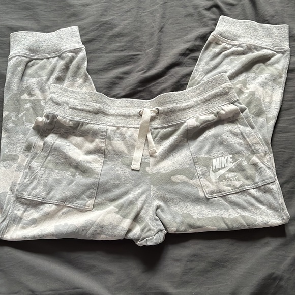 Nike Capris - Picture 3 of 5